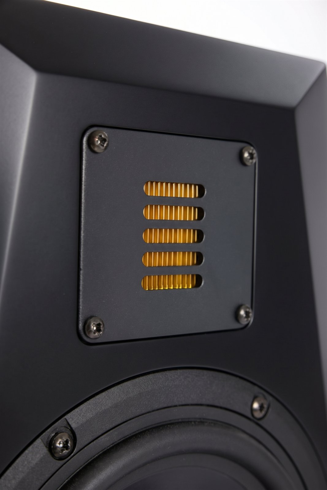 Air Motion Transformer der matt schwarzen Lunaria 6 aus nächster Nähe, darunter der Rand des Aluminium-Tiefmitteltöners